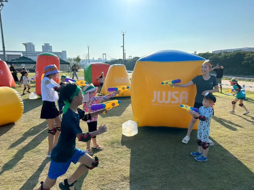 子供たちが水鉄砲サバゲーを楽しむ様子
