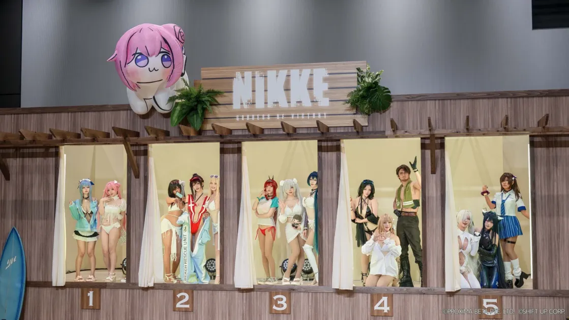 ステージに立つコスプレイヤーたち