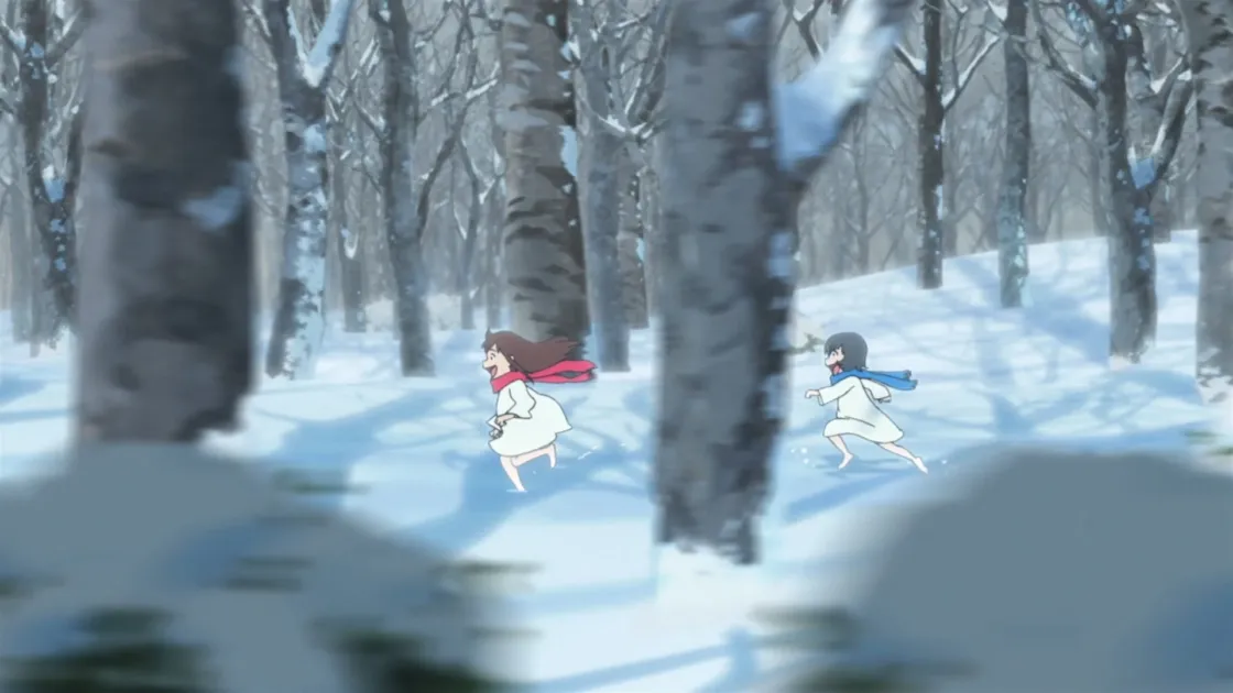 雪景色の中を走る少女たちのアニメーション