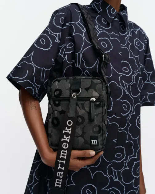 マリメッコ「Wear all day bags」黒のポシェット