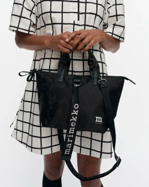 マリメッコ「Wear all day bags」黒のショルダーバッグ