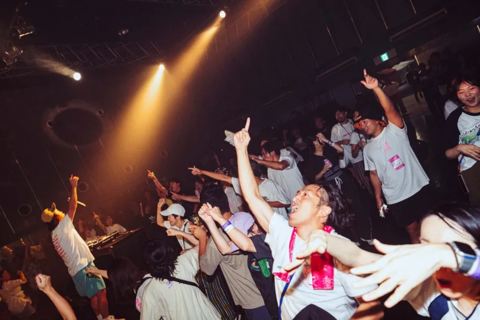 DJイベントで盛り上がる観客