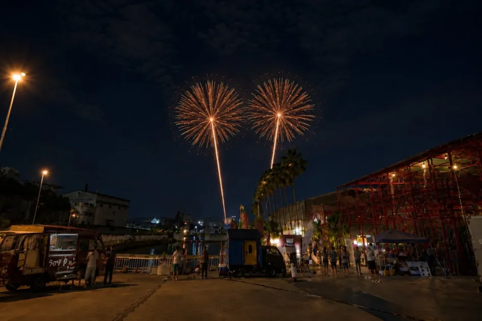 夜空に打ち上げられる花火