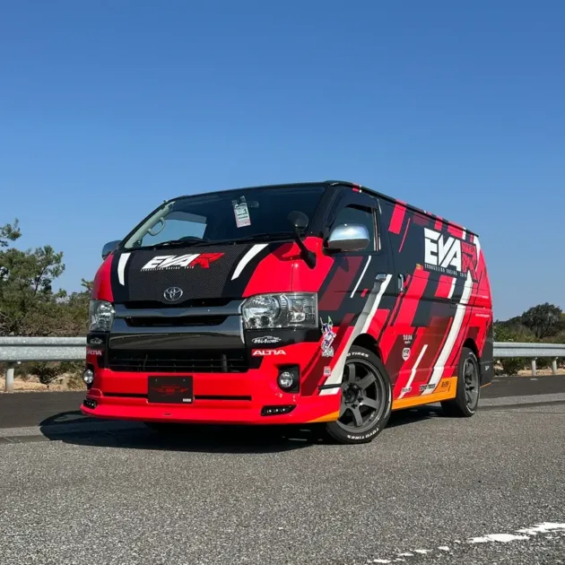 エヴァンゲリオンレーシング仕様のトヨタ ハイエースのカスタムバン