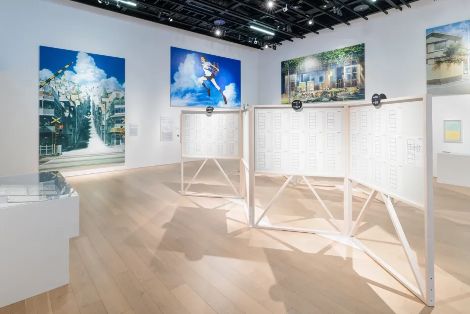アニメーションの背景画や設定資料の展示風景