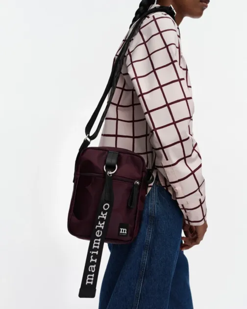 マリメッコ「Wear all day bags」マルーン色のクロスボディバッグ