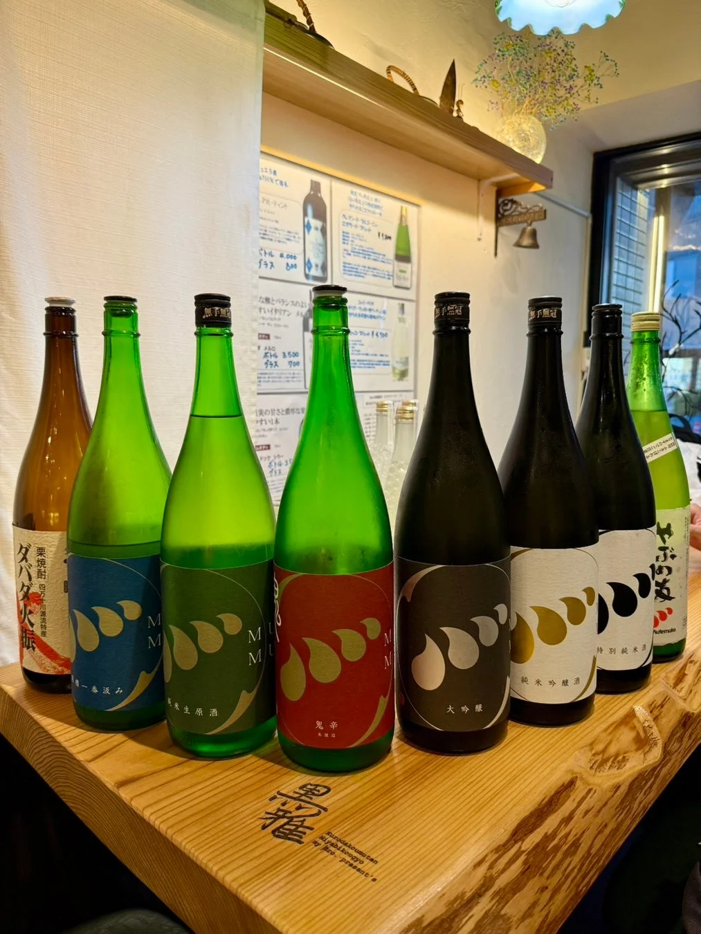 日本酒のボトルが並ぶカウンター