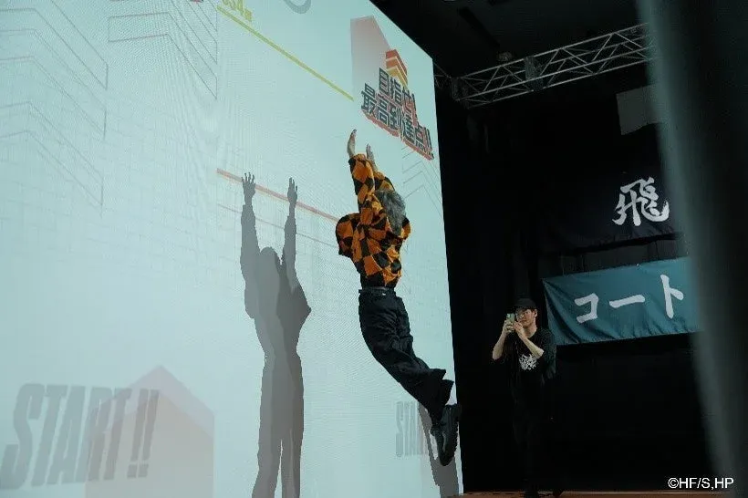 インタラクティブディスプレイでジャンプする男性
