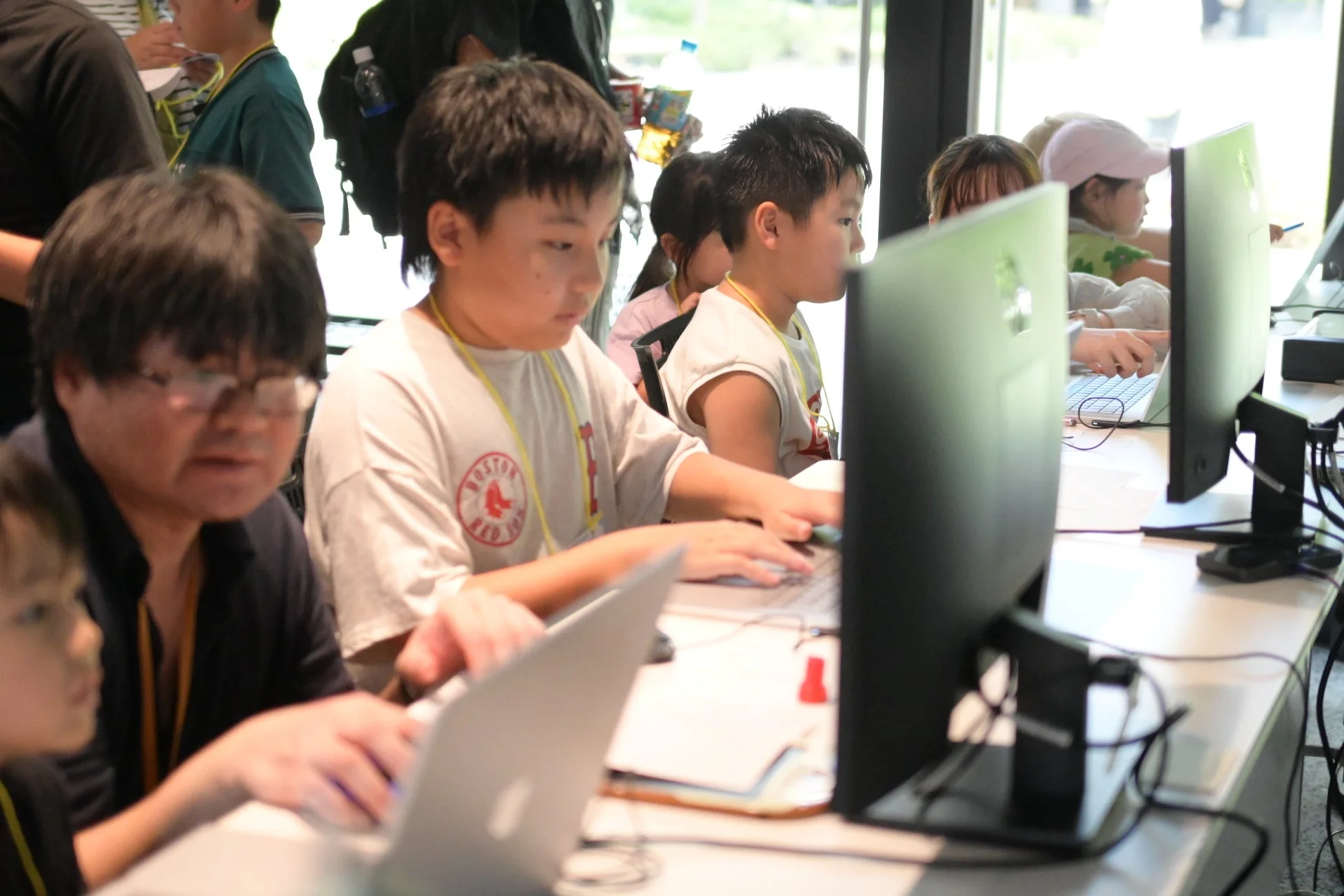 パソコンで学習に集中する子どもたち