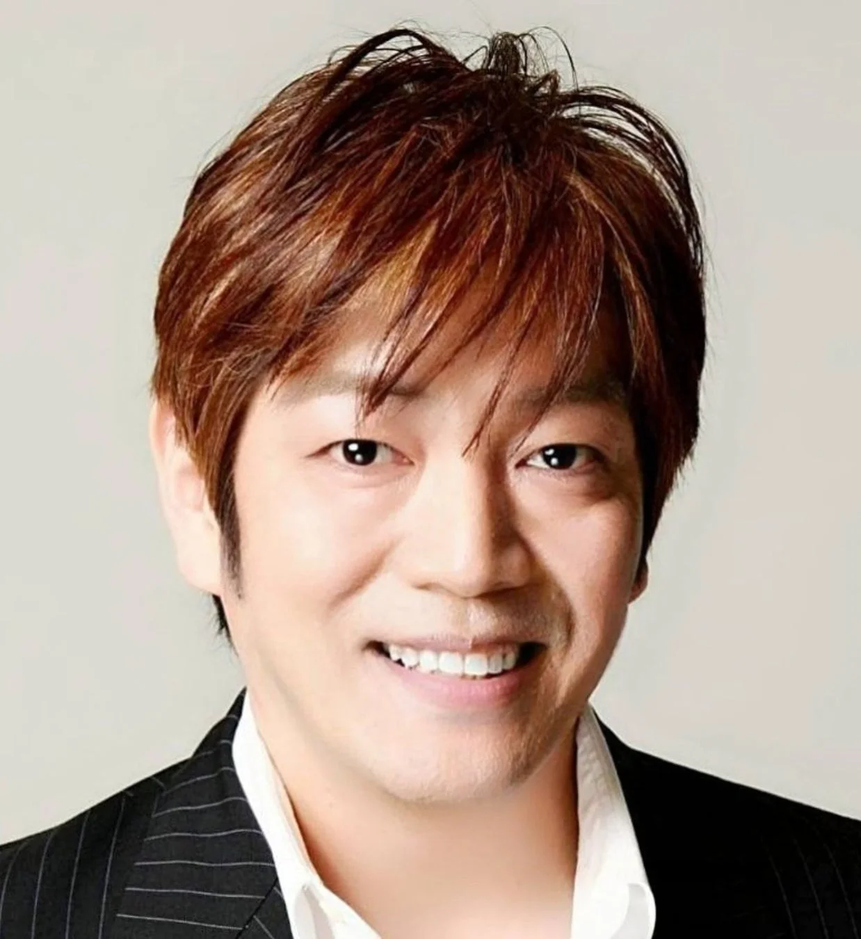 笑顔でカメラを見つめるやせ騎士氏