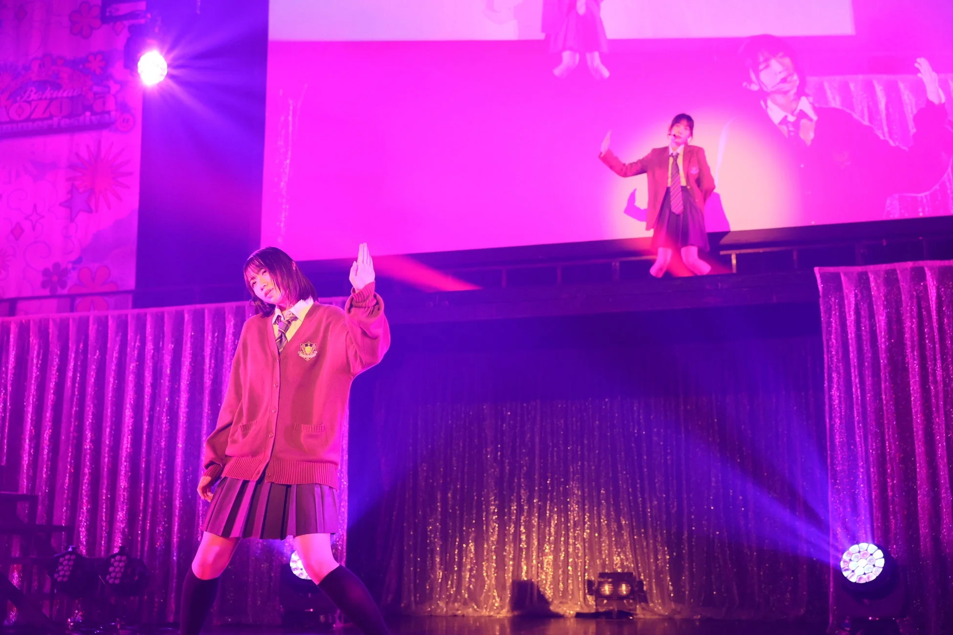 「昇降口で会えたら」を披露するメンバー