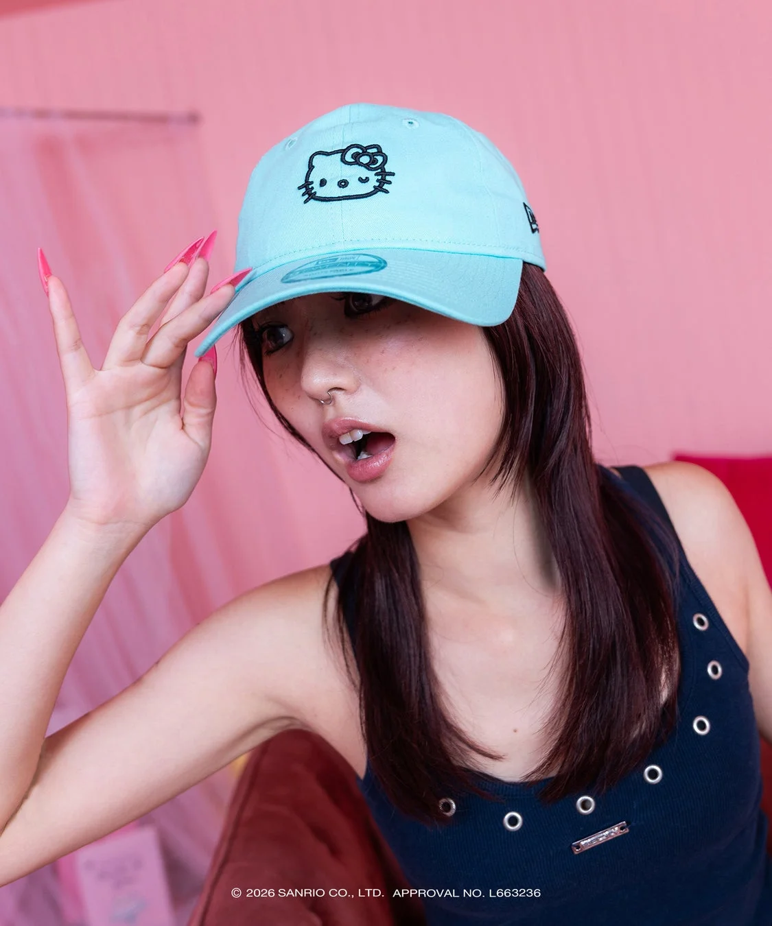 ハローキティキャップをかぶった女性