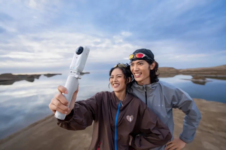 Insta360 X4で撮影するカップル