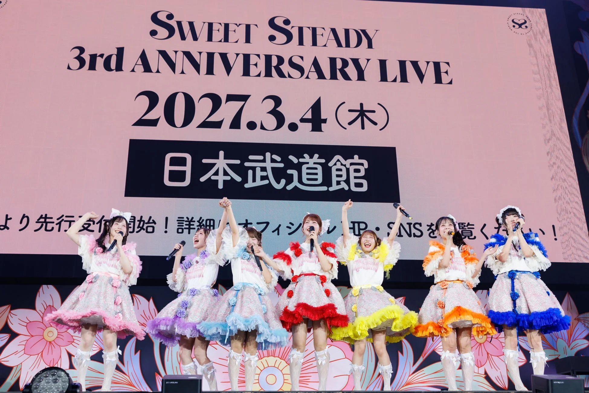 日本武道館公演の告知が映し出されたステージ