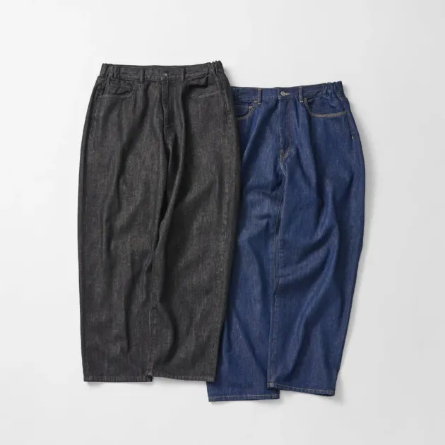 ダークグレーとブルーの2色のデニムパンツ