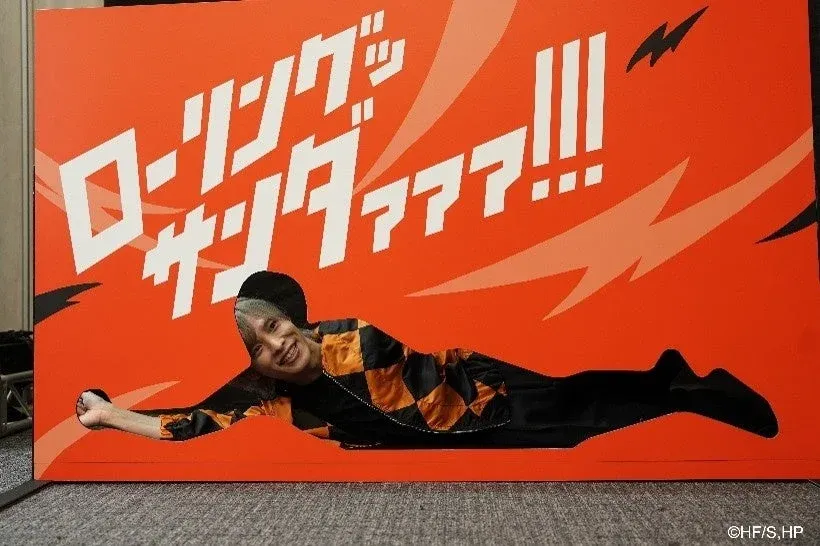 顔出しパネルでポーズをとる男性