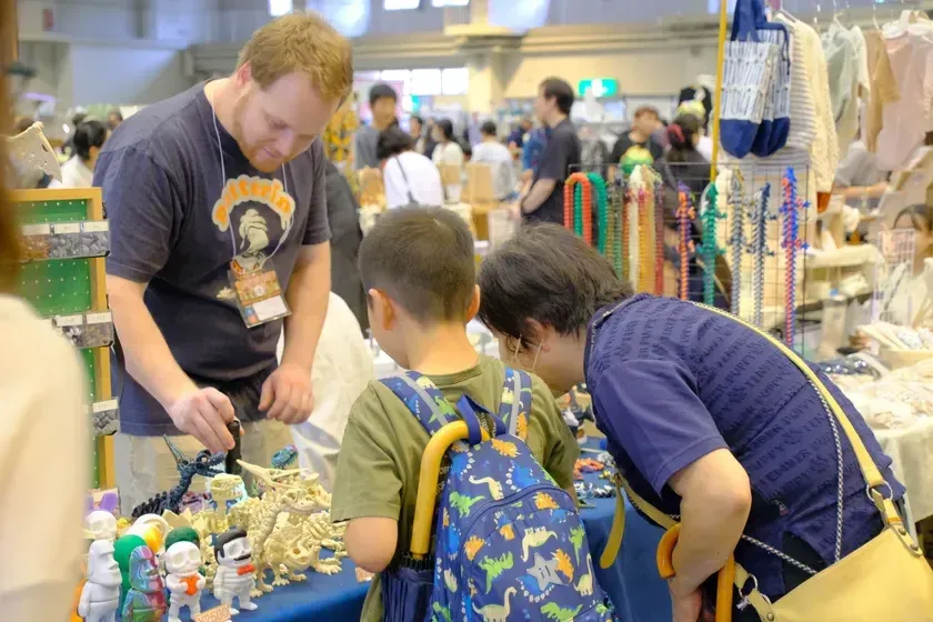 イベント会場で作品を見つめる来場者