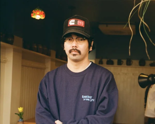 メガネと口ひげの男性