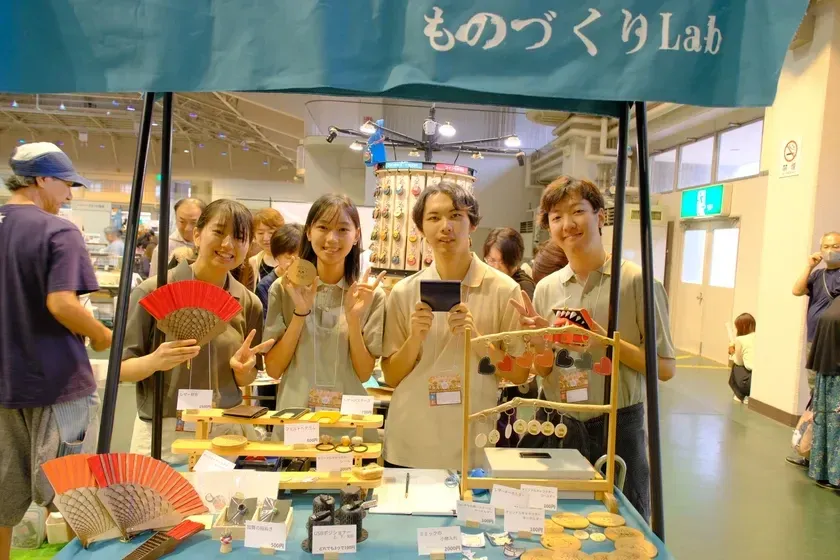 ものづくりLabのブースで笑顔で説明する出店者