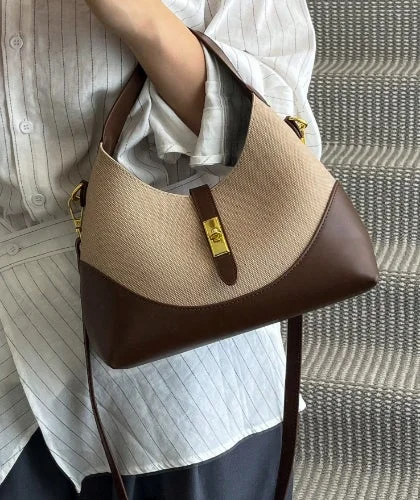 ベージュとブラウンのハンドバッグ