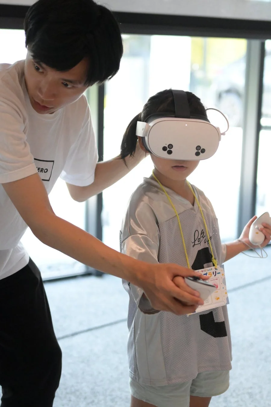 VR体験を楽しむ子どもとサポートする大人