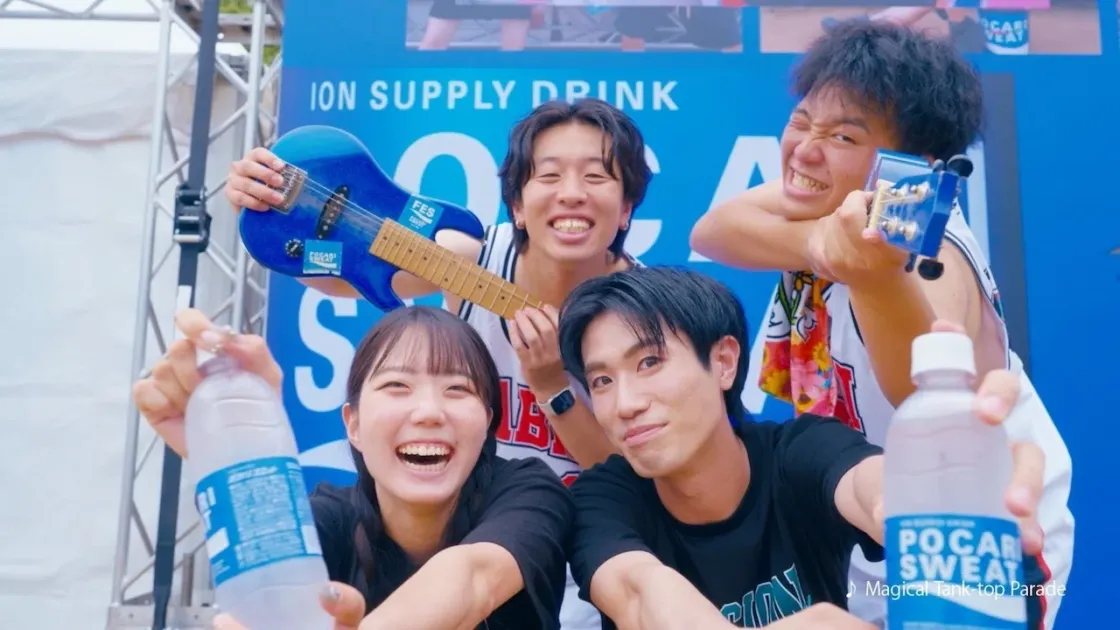 夏フェスを楽しむ若者とポカリスエット