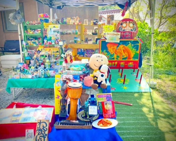 お祭りの屋台でわなげゲームを楽しむ様子