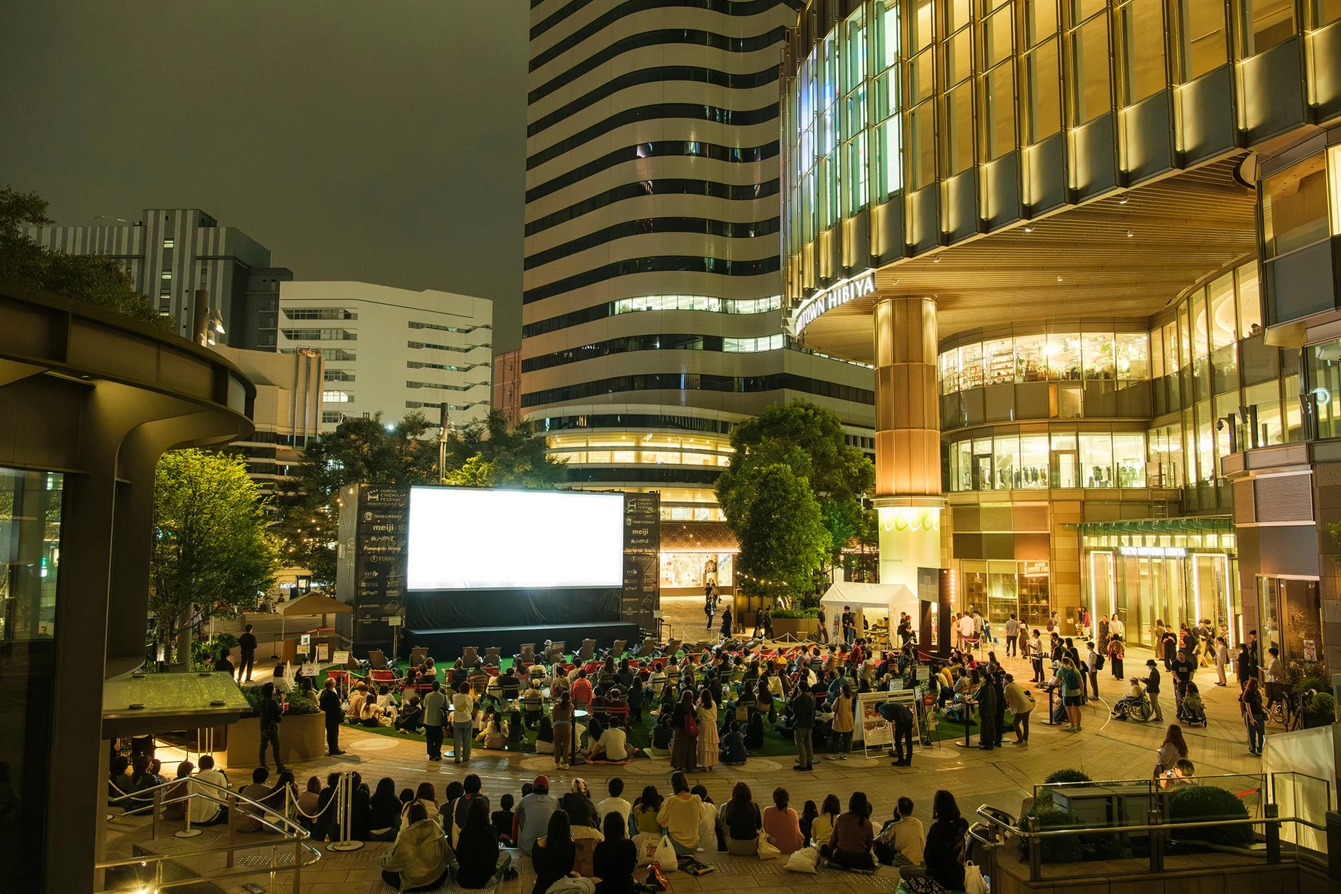 夜の野外映画上映
