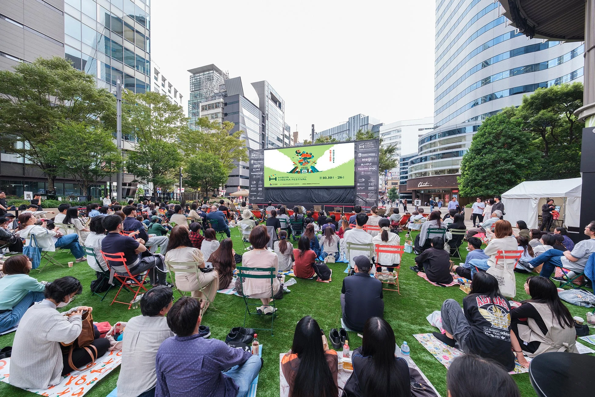 野外映画を楽しむ人々