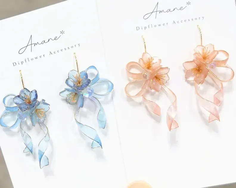 ディップフラワーで作られた青とピンクの花のアクセサリー