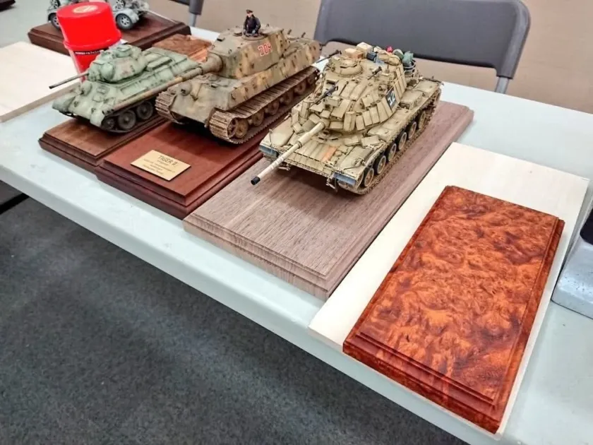 木製ベースに戦車模型を展示