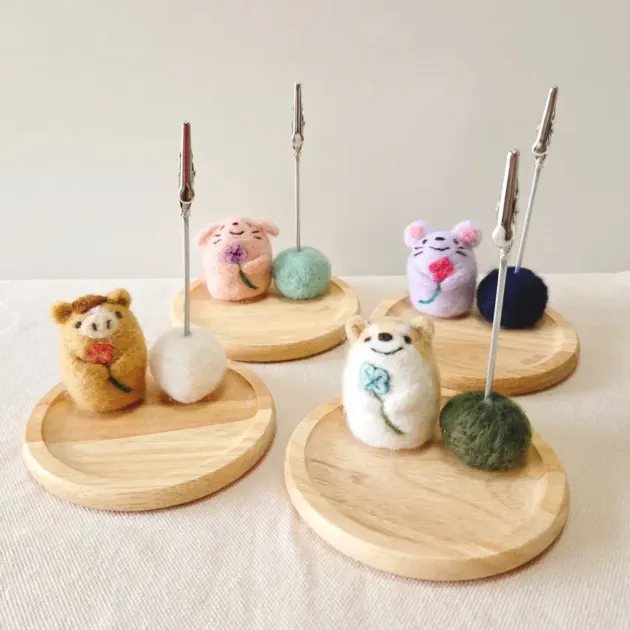 羊毛フェルトで作られた動物のメモスタンド