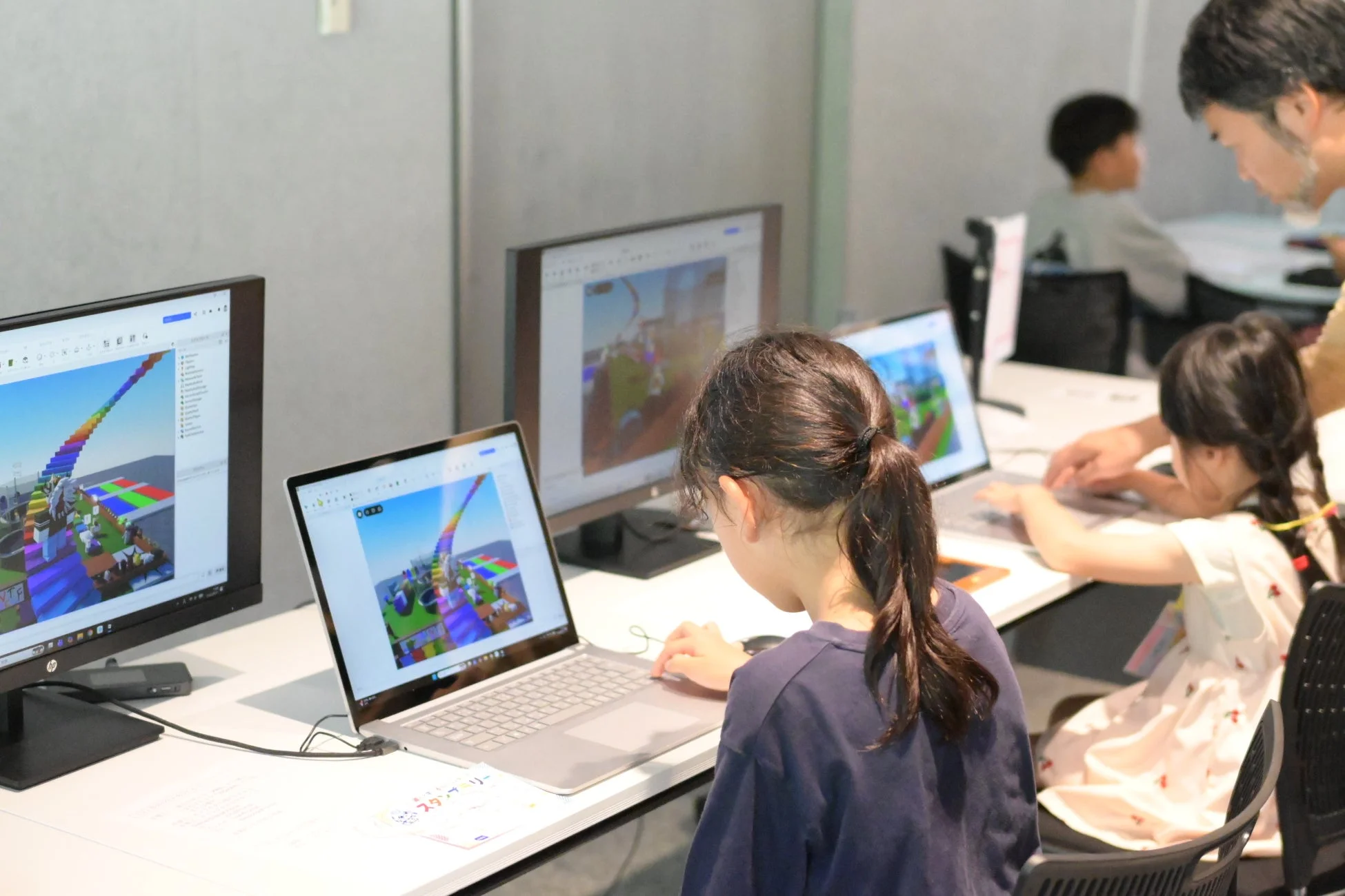 Robloxを使ったクリエイター体験に取り組む子どもたち