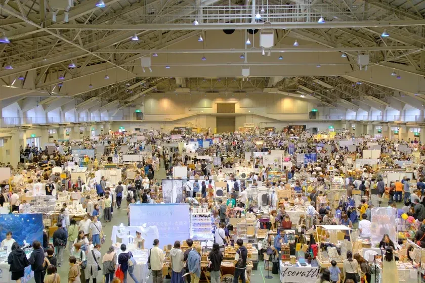 多くの人々で賑わう屋内のハンドメイドマーケットの様子