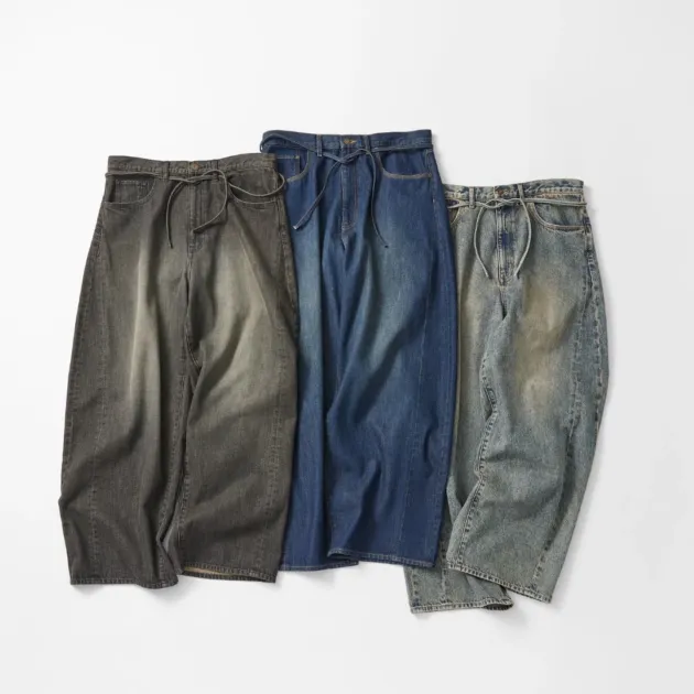 3本のワイドシルエットのデニムパンツ