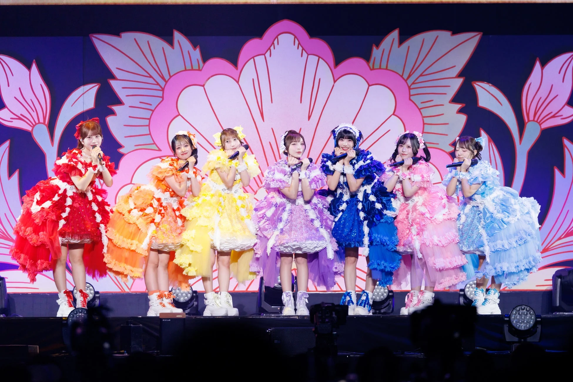7人組アイドルグループがステージでパフォーマンス