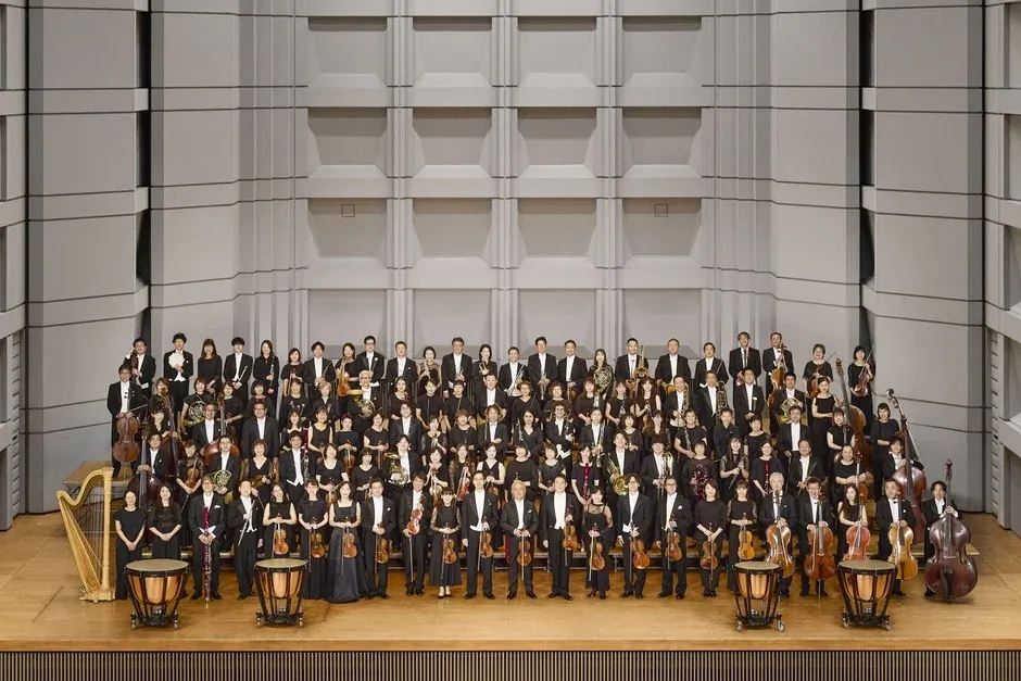 多くの音楽家が楽器と共にステージ上に並ぶ集合写真