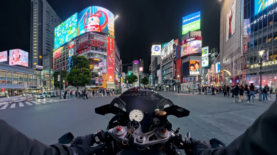 渋谷スクランブル交差点を走行するバイク