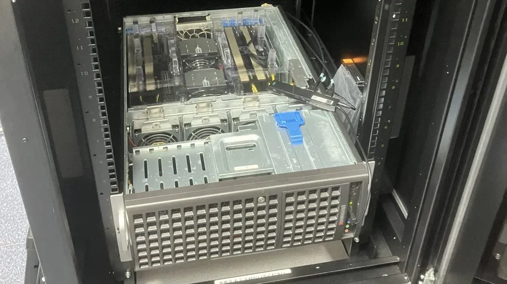 サーバーラックに設置されたサーバーの内部