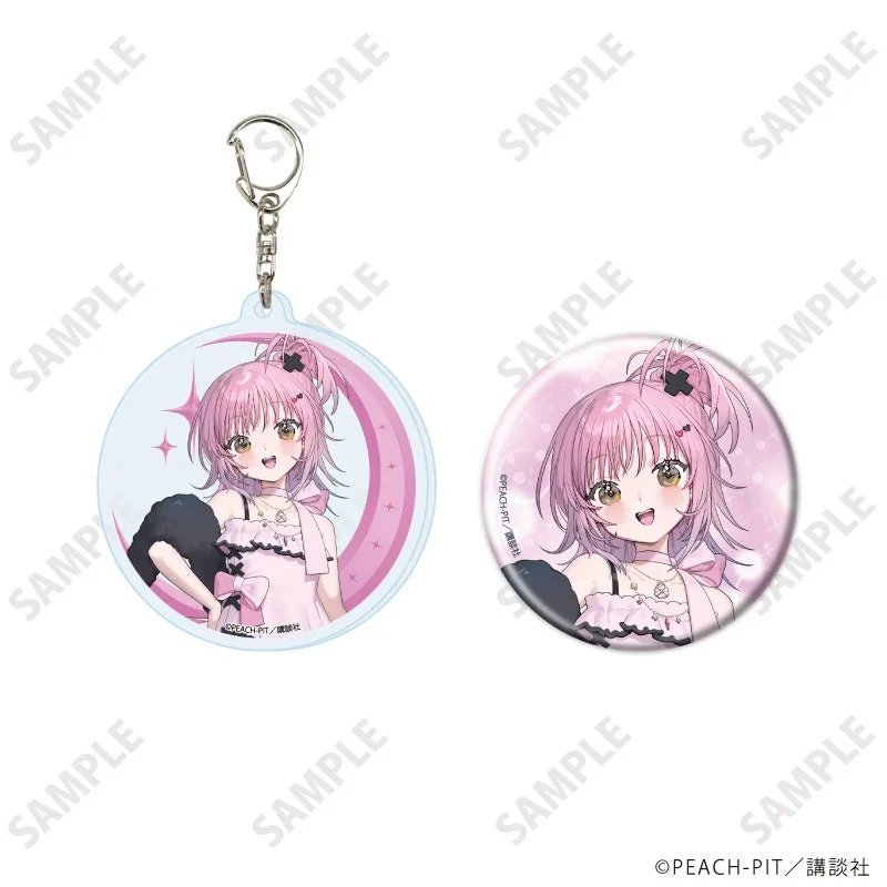 ピンク色の髪の毛を持つアニメキャラクターがデザインされたキーホルダーと缶バッジのセット
