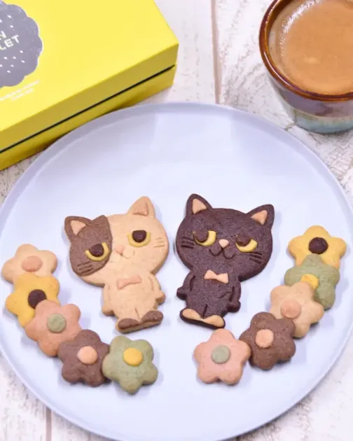 猫と花の形をしたクッキーとコーヒー