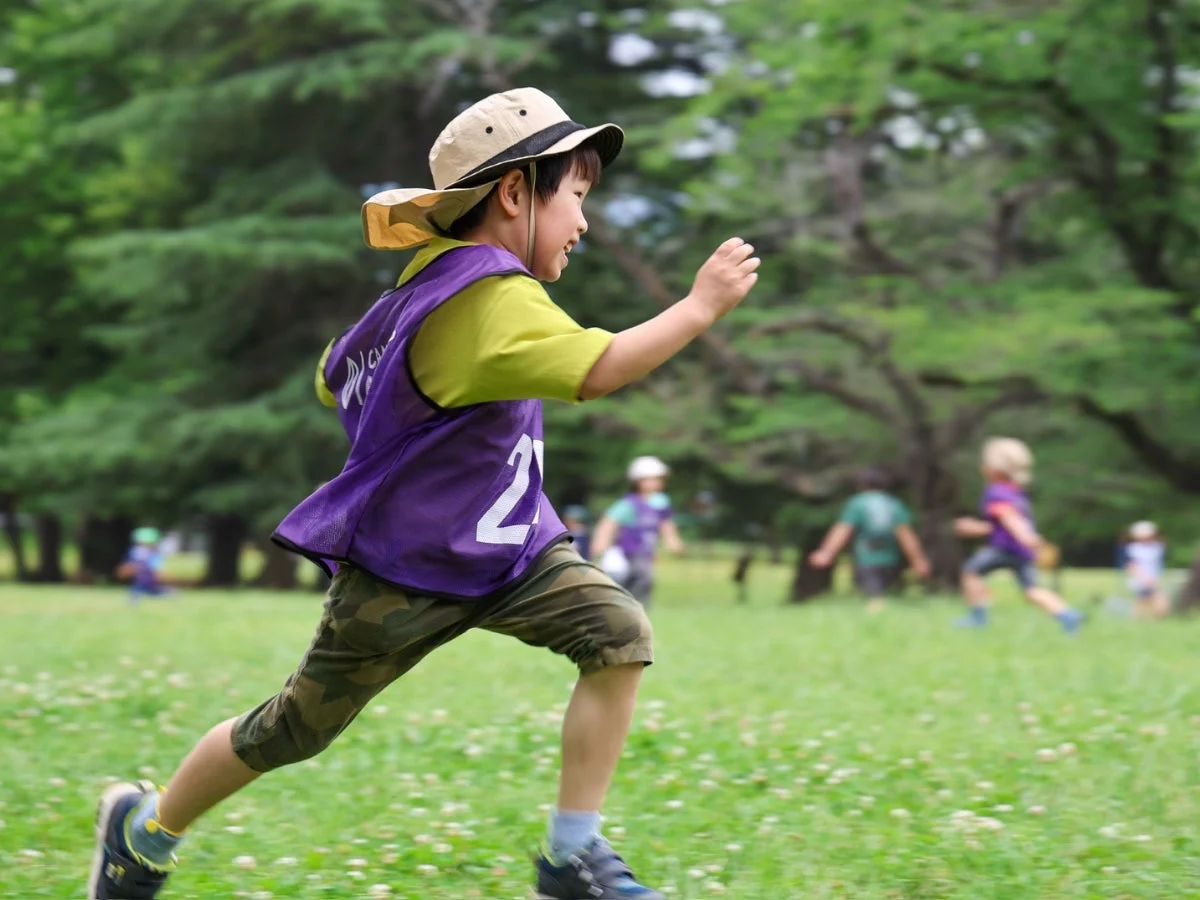芝生を走る子ども