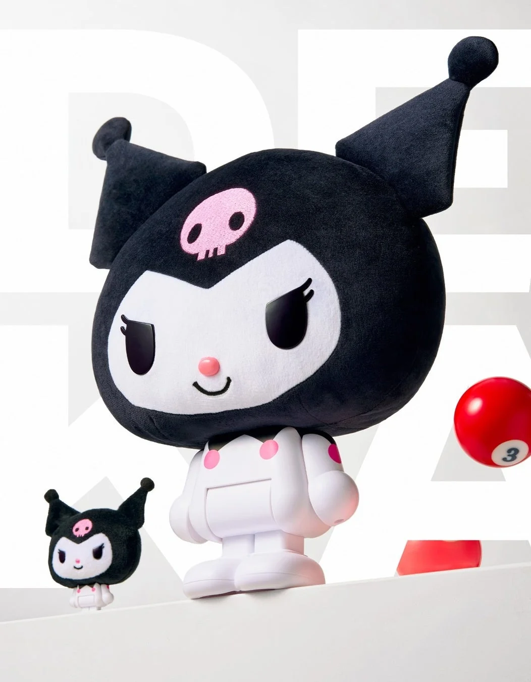 大きなクロミのぬいぐるみと小さなクロミのフィギュアが白い背景に置かれており、赤いビリヤードボールも写っています。