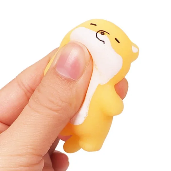 握りつぶされるハムスター