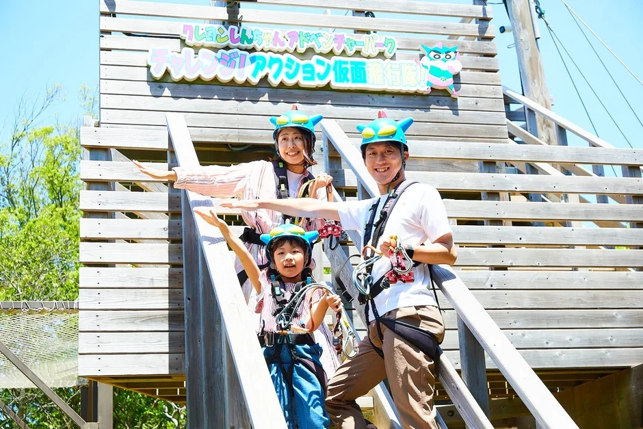 アスレチックを楽しむ家族