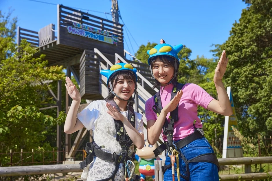 水上ジップラインを楽しむ人々