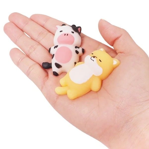 手のひらに乗った牛と猫