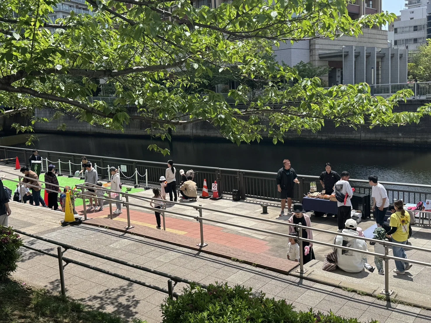 五反田ふれあい水辺広場の賑わい
