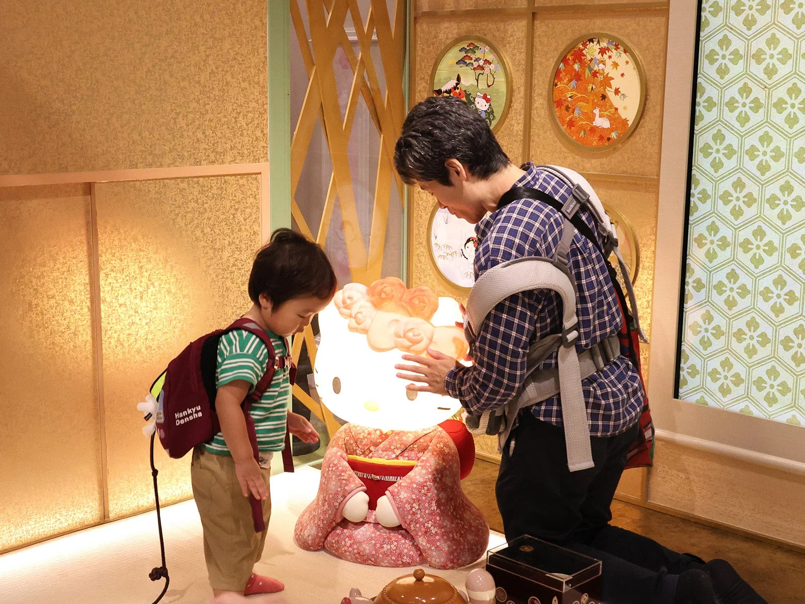 ハローキティの展示を見る親子