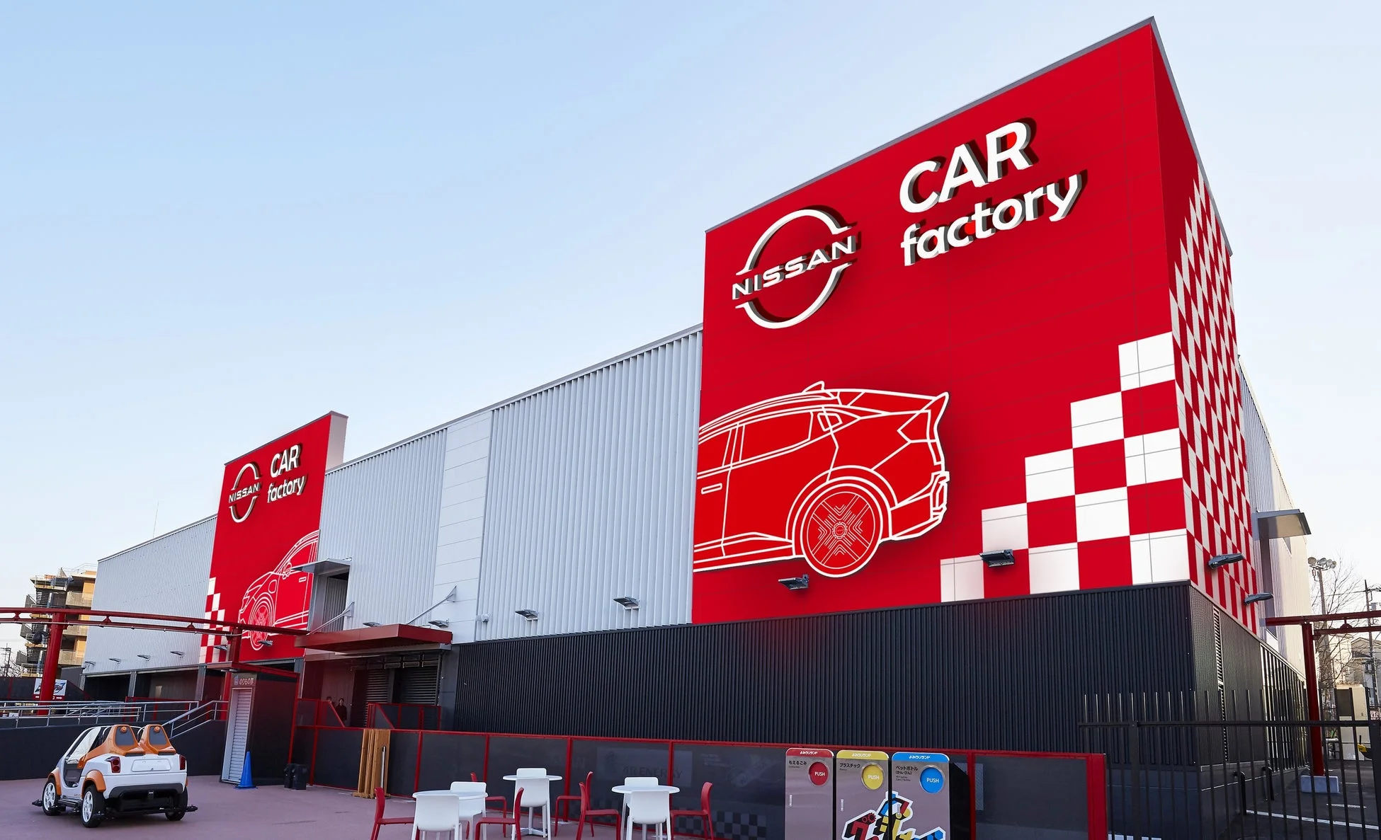日産レッドを基調としたCAR factoryの外観